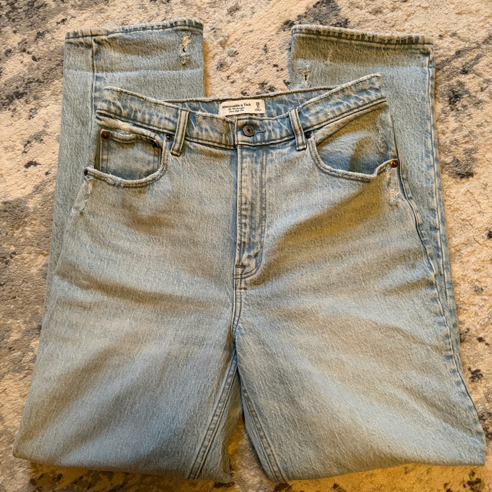 Abercrombie & Fitch The 90s Straight Ultra High Rise Light Wash